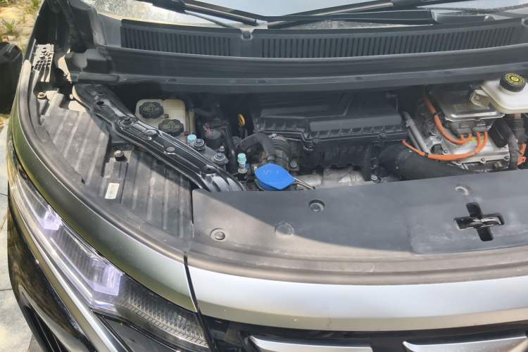 Used Denza D9 2022 DM-i 1040 Prestige Model Engine Bay Right