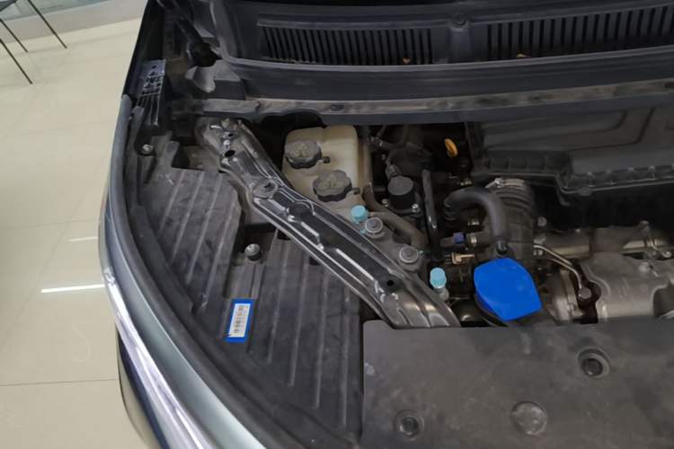 Used Denza D9 2022 DM-i 970 Four-Wheel Drive Flagship Model Engine Bay Right