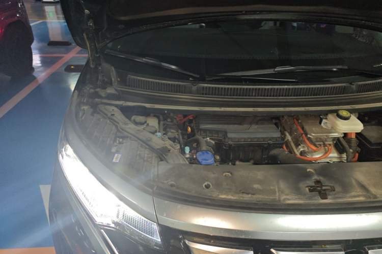 Used Denza D9 2022 DM-i 970 Four-Wheel Drive Flagship Model Engine Bay Right