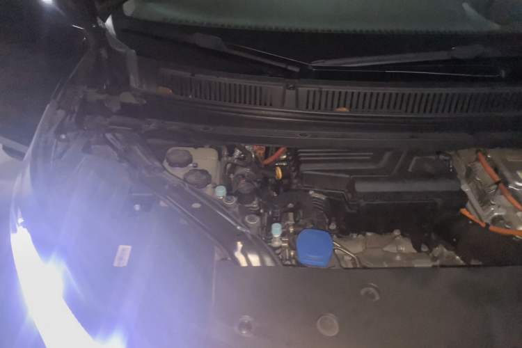 Used Denza D9 2022 DM-i 970 Four-Wheel Drive Prestige Model Engine Bay Right