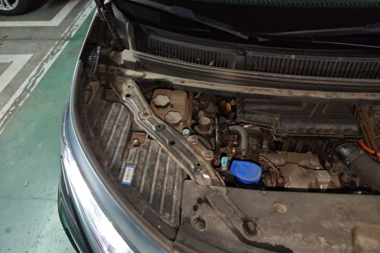 Used Denza D9 2022 DM-i 970 Four-Wheel Drive Flagship Model Engine Bay Right