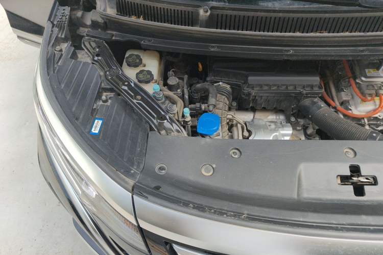 Used Denza D9 2022 DM-i 1040 Prestige Model Engine Bay Right