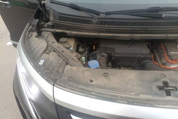 Used Denza D9 2022 DM-i 1040 Prestige Model Engine Bay Right