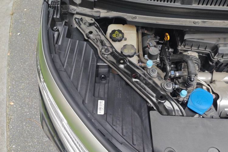 Used Denza D9 2022 DM-i 970 Four-Wheel Drive Flagship Model Engine Bay Right