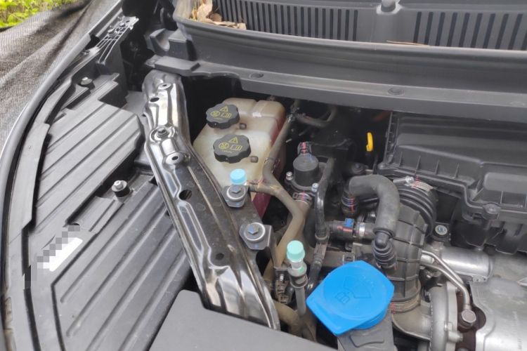 Used Denza D9 2022 DM-i 970 Four-Wheel Drive Flagship Model Engine Bay Right