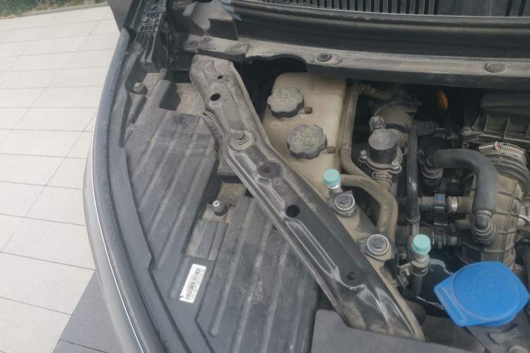 Used Denza D9 2022 DM-i 970 Four-Wheel Drive Prestige Model Engine Bay Right