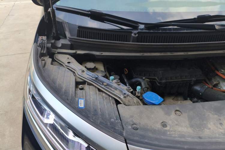 Used Denza D9 2022 DM-i 1040 Prestige Model Engine Bay Right