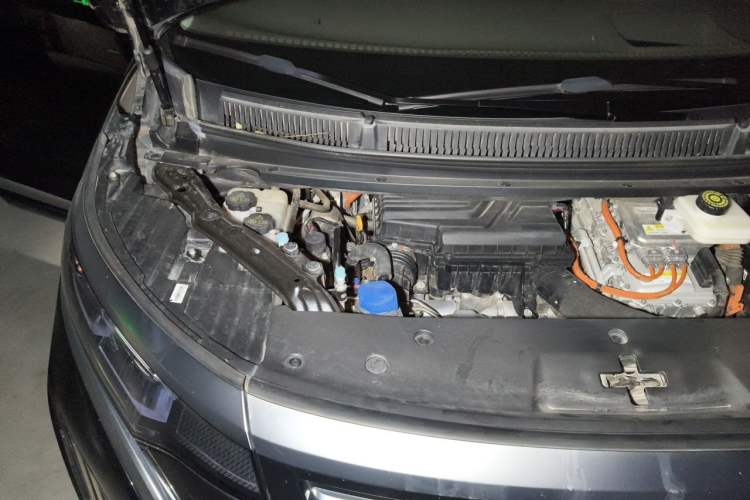 Used Denza D9 2022 DM-i 970 Four-Wheel Drive Prestige Model Engine Bay Right