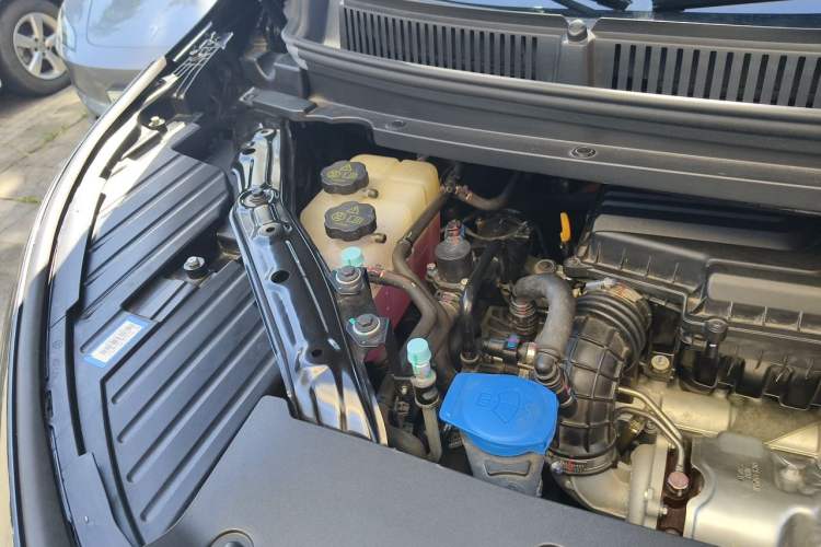 Used Denza D9 2022 DM-i 970 Four-Wheel Drive Flagship Model Engine Bay Right