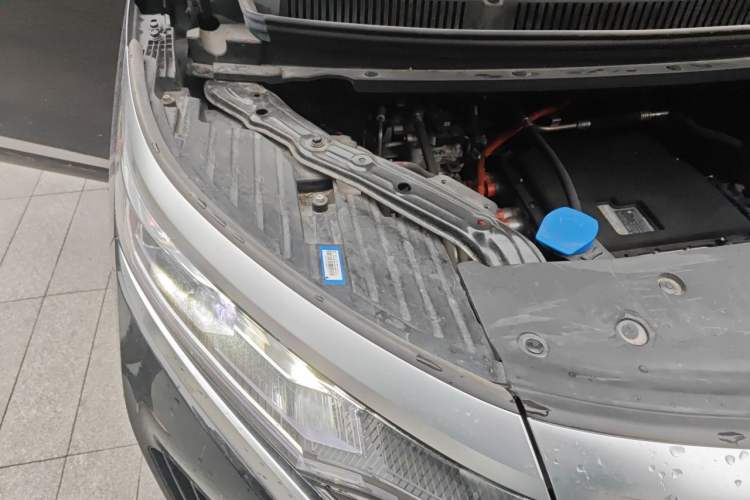 Used Denza D9 2022 EV 600 Four-Wheel Drive Flagship Model Engine Bay Right