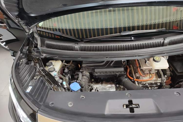 Used Denza D9 2022 DM-i 1040 Prestige Model Engine Bay Right