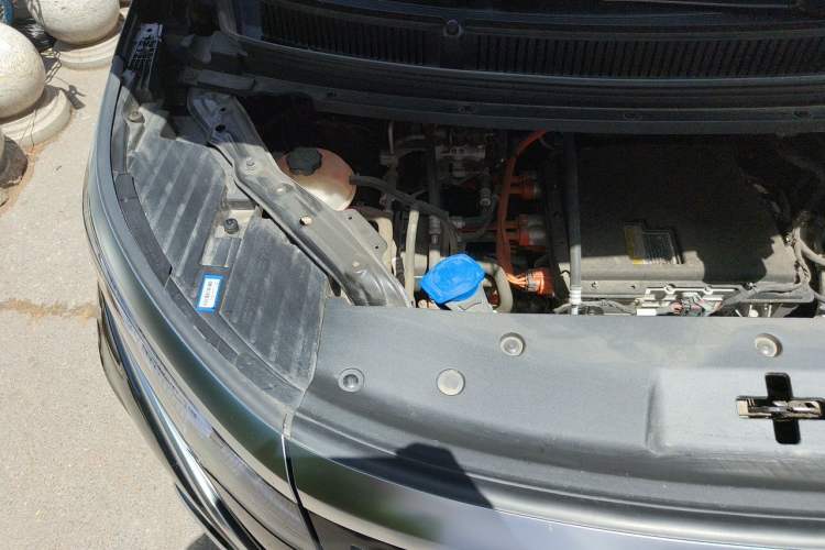 Used Denza D9 2022 EV 600 Four-Wheel Drive Flagship Model Engine Bay Right