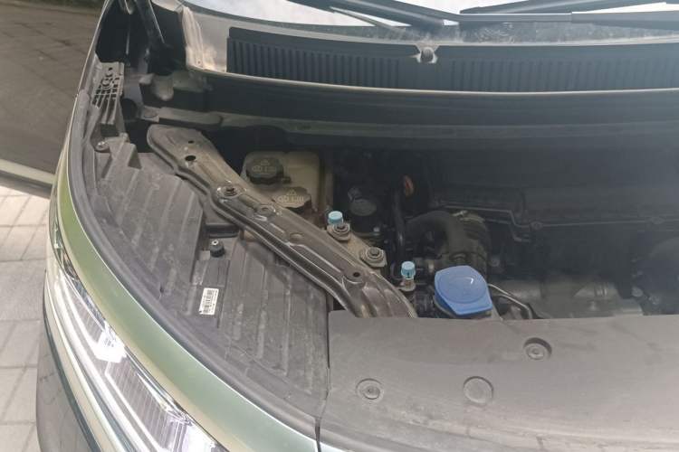 Used Denza D9 2022 DM-i 970 Four-Wheel Drive Flagship Model Engine Bay Right