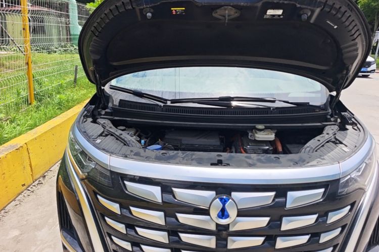 Used Denza D9 2022 DM-i 970 Four-Wheel Drive Flagship Model Engine Bay Right
