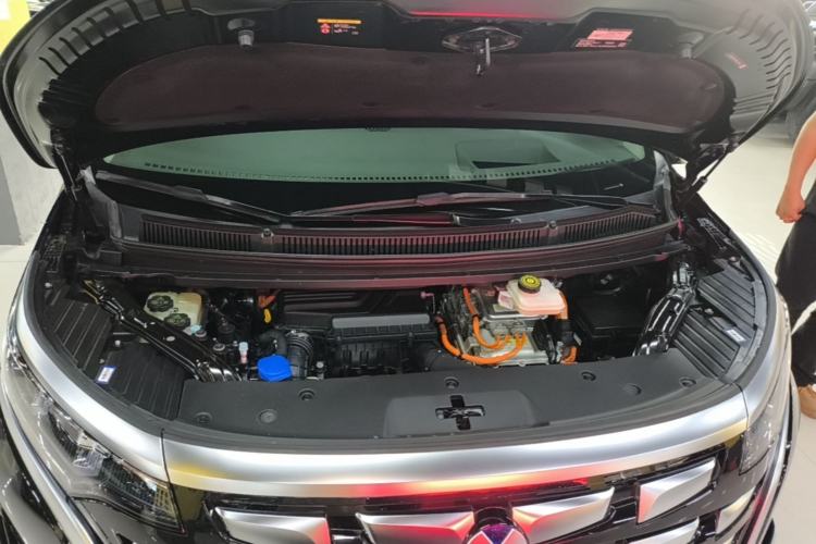 Used Denza D9 2022 DM-i 970 Four-Wheel Drive Flagship Model Engine Bay