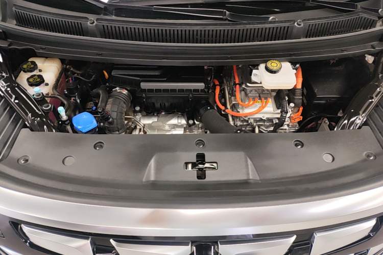 Used Denza D9 2022 DM-i 970 Four-Wheel Drive Flagship Model Engine Bay