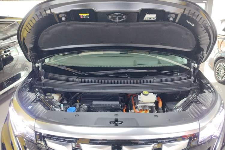 Used Denza D9 2022 DM-i 970 Four-Wheel Drive Flagship Model Engine Bay