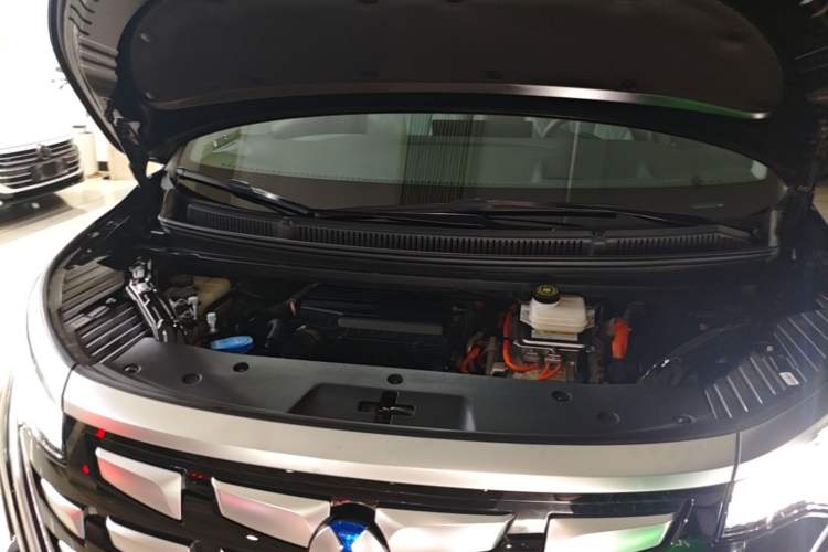 Used Denza D9 2022 DM-i 970 Four-Wheel Drive Flagship Model Engine Bay