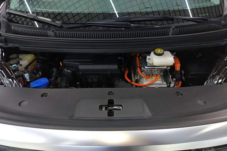 Used Denza D9 2022 DM-i 970 Four-Wheel Drive Flagship Model Engine Bay