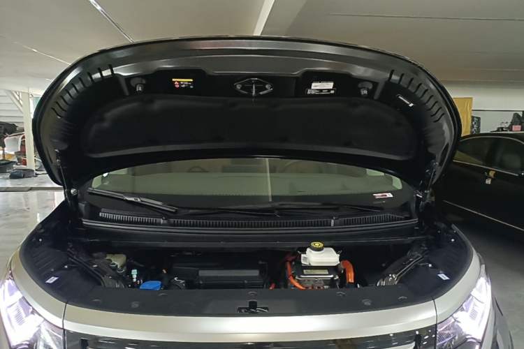 Used Denza D9 2022 DM-i 970 Four-Wheel Drive Flagship Model Engine Bay