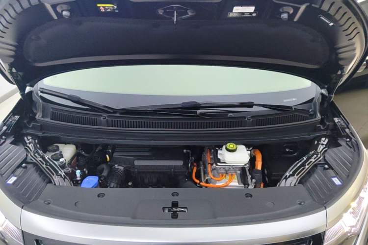 Used Denza D9 2022 DM-i 1040 Prestige Model Engine Bay