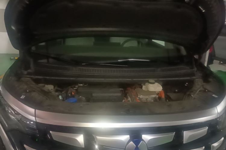 Used Denza D9 2022 DM-i 970 Four-Wheel Drive Flagship Model Engine Bay