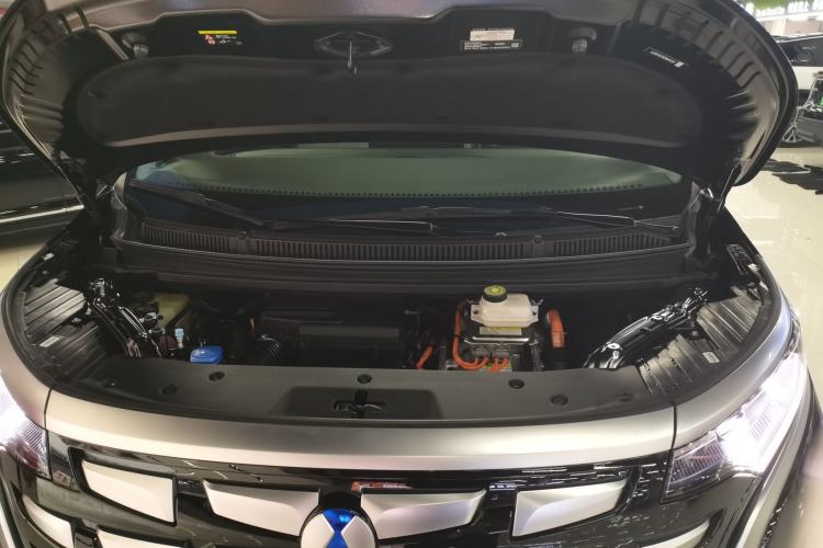 Used Denza D9 2022 DM-i 1040 Prestige Model Engine Bay