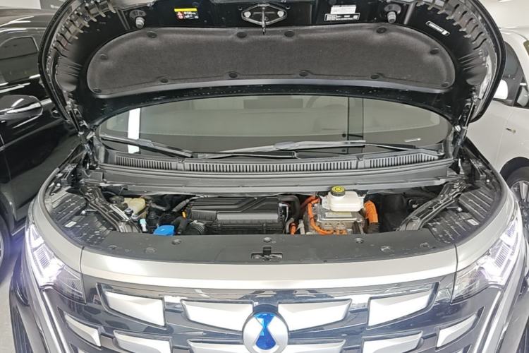 Used Denza D9 2022 DM-i 970 Four-Wheel Drive Flagship Model Engine Bay