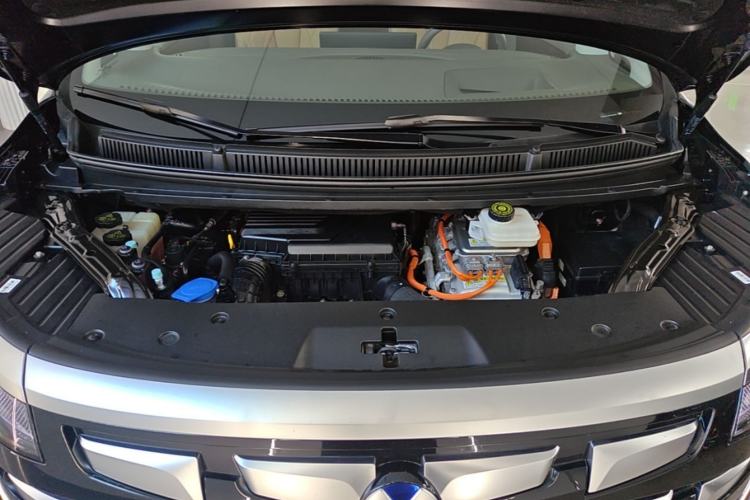 Used Denza D9 2022 DM-i 970 Four-Wheel Drive Flagship Model Engine Bay