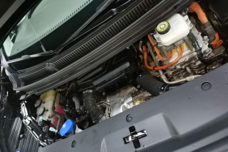 Used Denza D9 2022 DM-i 970 Four-Wheel Drive Flagship Model Engine Bay