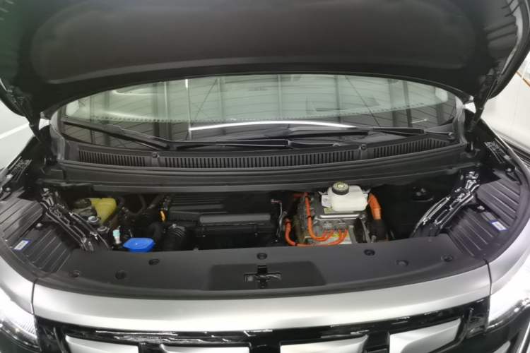 Used Denza D9 2022 DM-i 970 Four-Wheel Drive Flagship Model Engine Bay