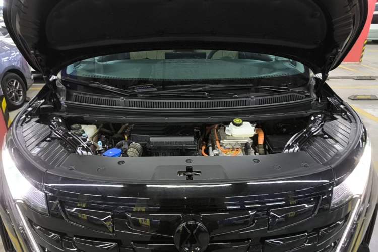 Used Denza D9 2022 DM-i 1040 Prestige Model Engine Bay