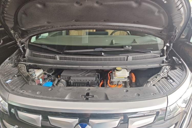 Used Denza D9 2022 DM-i 970 Four-Wheel Drive Flagship Model Engine Bay