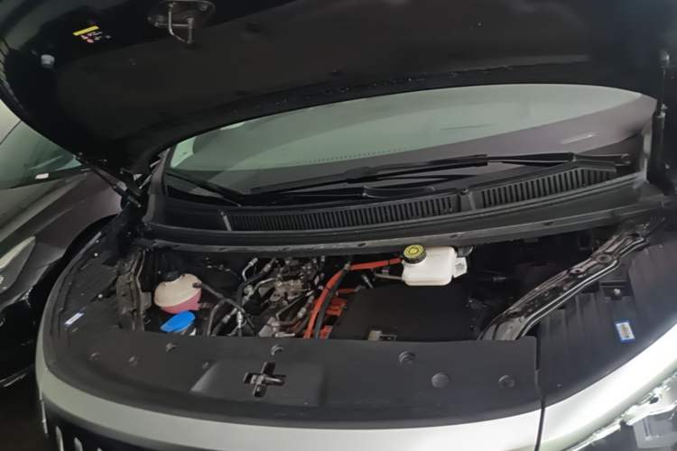 Used Denza D9 2022 EV 600 Four-Wheel Drive Flagship Model Engine Bay