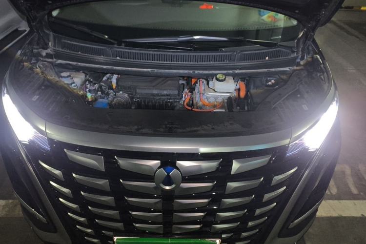 Used Denza D9 2022 DM-i 1040 Prestige Model Engine Bay