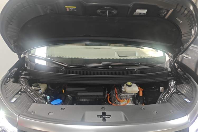 Used Denza D9 2022 DM-i 970 Four-Wheel Drive Flagship Model Engine Bay