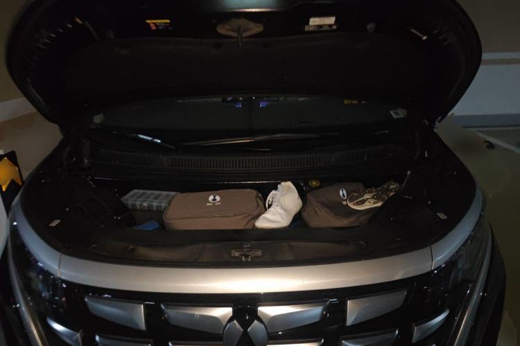 Used Denza D9 2022 DM-i 970 Four-Wheel Drive Flagship Model Engine Bay
