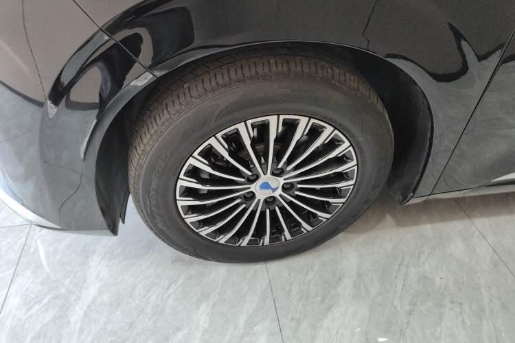 Used Denza D9 2022 DM-i 1040 Prestige Model Exterior 1