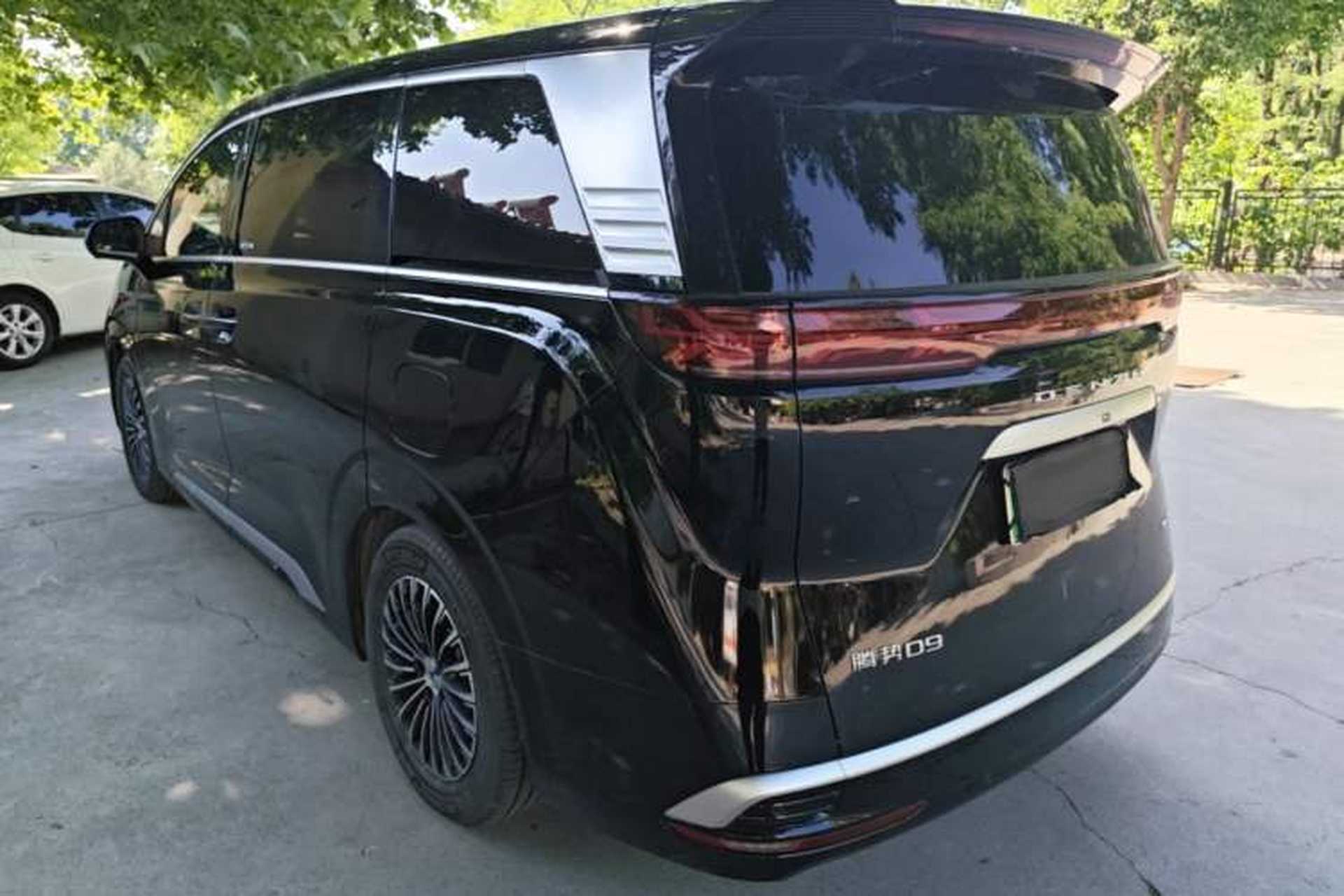 Used Denza D9 2022 DM-i 970 Four-Wheel Drive Prestige Model Exterior 2