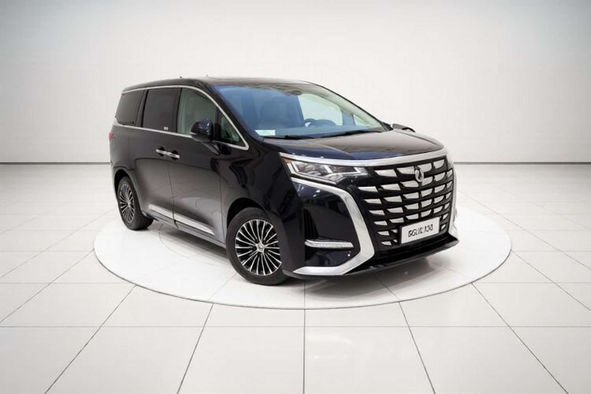 Used Denza D9 2022 DM-i 1040 Prestige Model Exterior 2