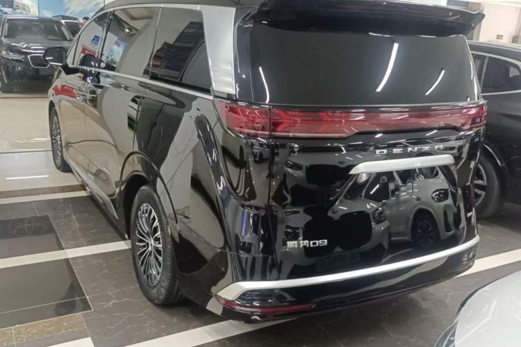 Used Denza D9 2022 DM-i 1040 Prestige Model Exterior 2