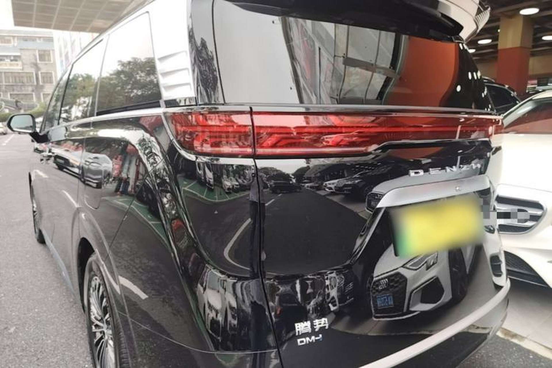 Used Denza D9 2022 DM-i 1040 Prestige Model Exterior 2
