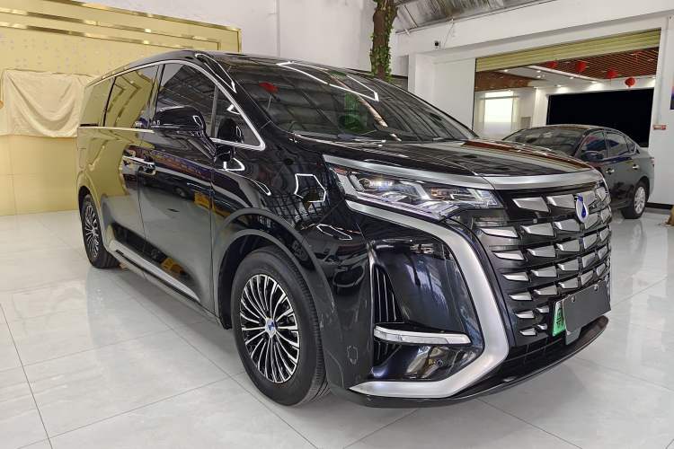 Used Denza D9 2022 DM-i 1040 Prestige Model Exterior 2