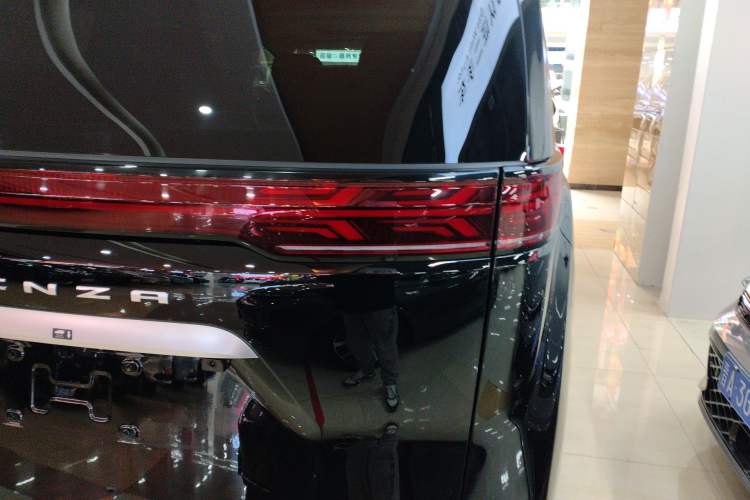 Used Denza D9 2022 DM-i 970 Four-Wheel Drive Flagship Model Exterior 3