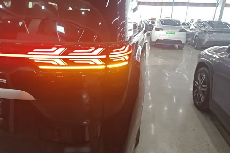 Used Denza D9 2022 DM-i 970 Four-Wheel Drive Prestige Model Exterior 3