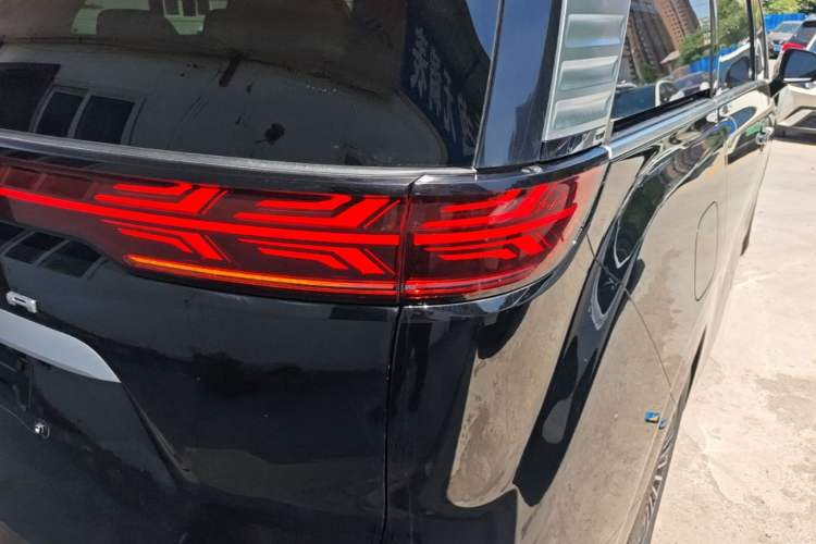 Used Denza D9 2022 DM-i 970 Four-Wheel Drive Flagship Model Exterior 3