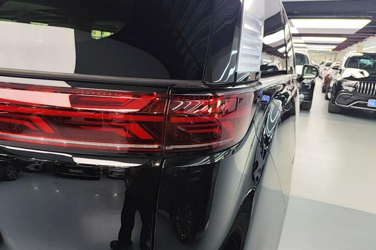 Used Denza D9 2022 DM-i 1040 Prestige Model Exterior 3