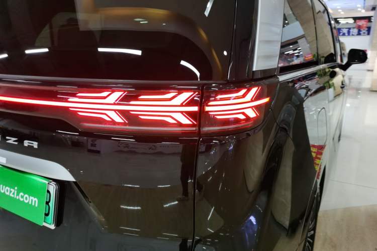 Used Denza D9 2022 DM-i 970 Four-Wheel Drive Flagship Model Exterior 3