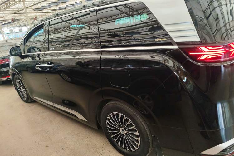 Used Denza D9 2022 DM-i 970 Four-Wheel Drive Prestige Model Exterior 3