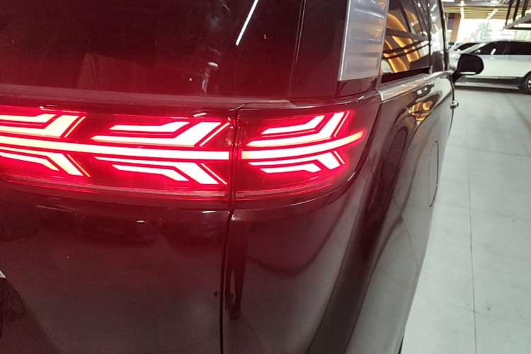 Used Denza D9 2022 DM-i 945 Luxury Model Exterior 3